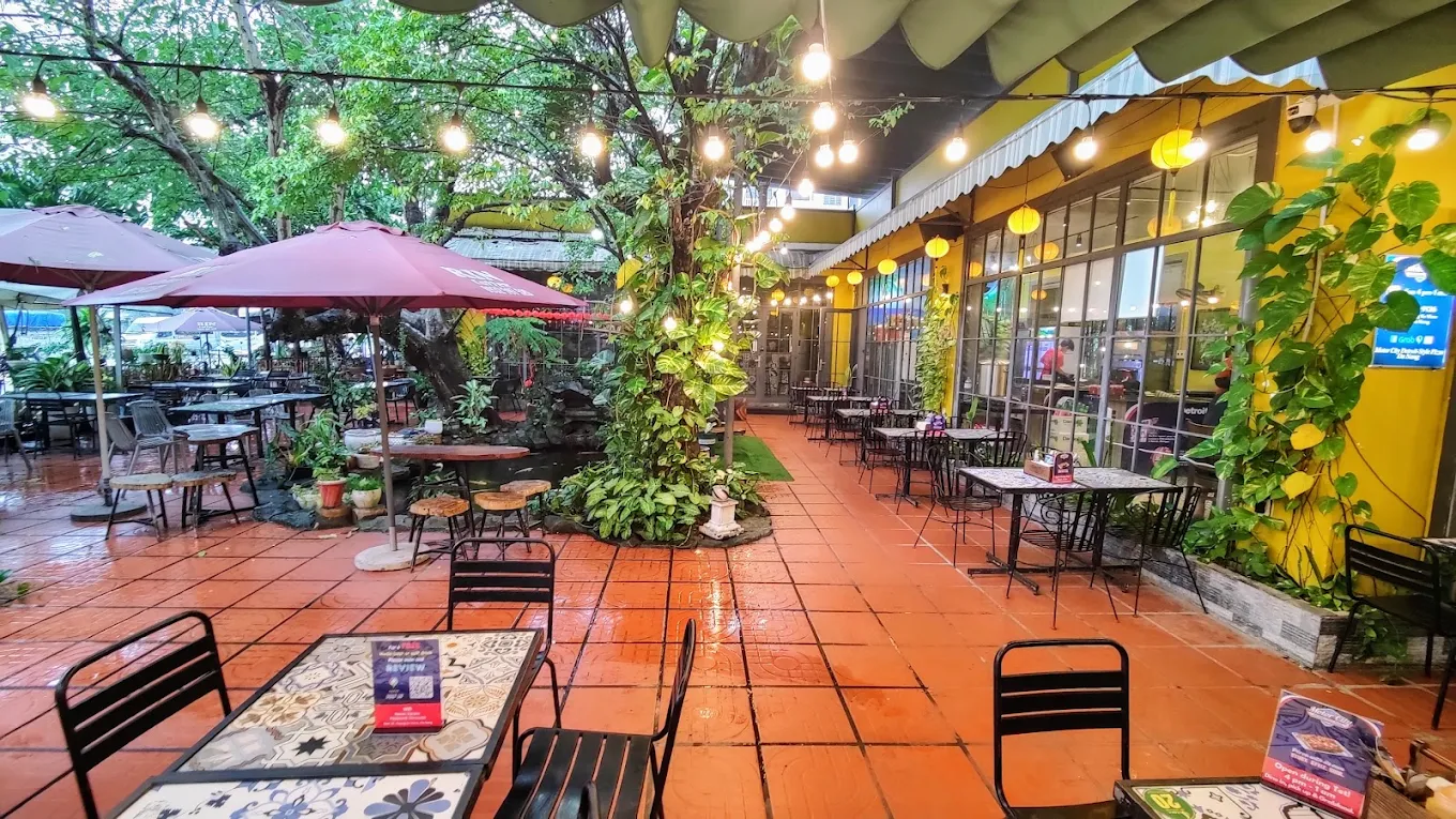 This restaurant offers an open-air outdoor dining area